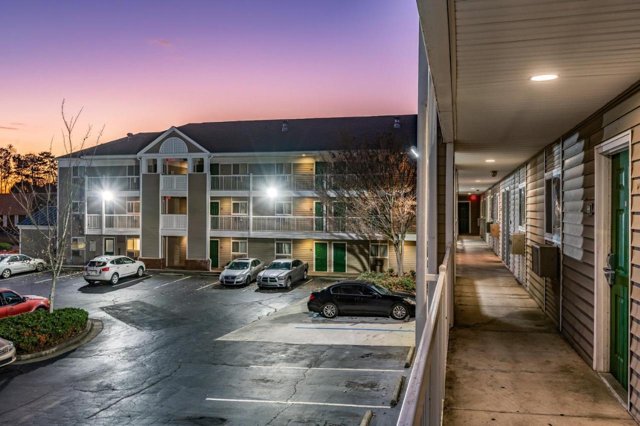 Hometowne By Red Roof Atlanta - Motel 2*
